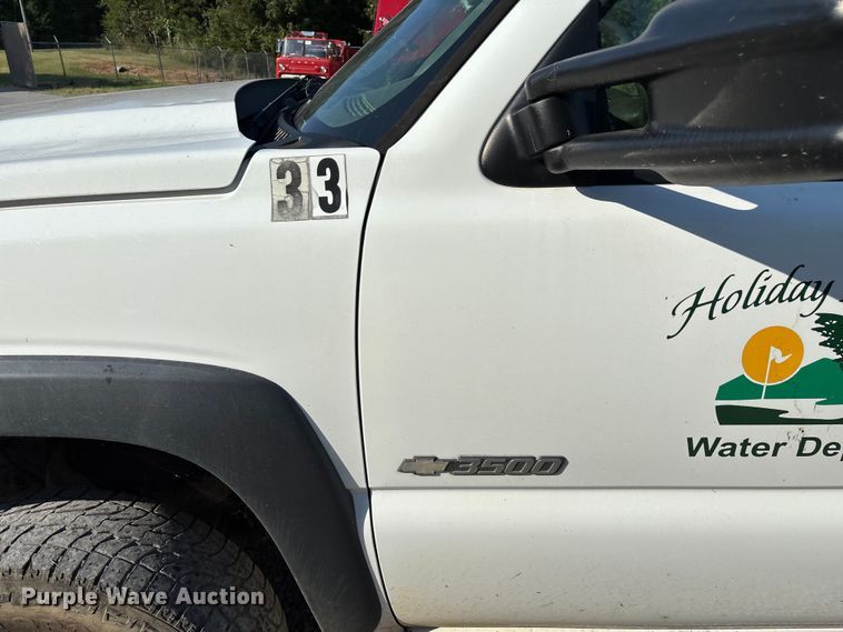 image for item EN5528 2005 Chevrolet Silverado 3500 utility bed pickup truck