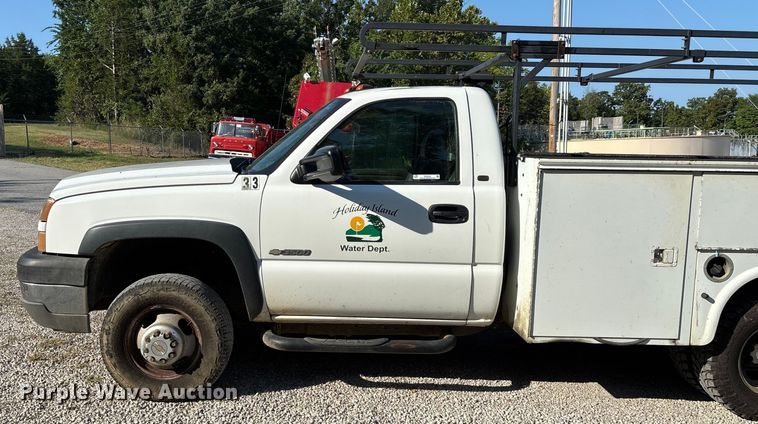 image for item EN5528 2005 Chevrolet Silverado 3500 utility bed pickup truck