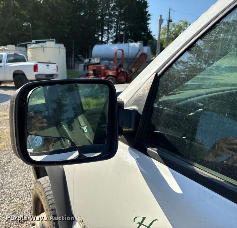 image for item EN5528 2005 Chevrolet Silverado 3500 utility bed pickup truck