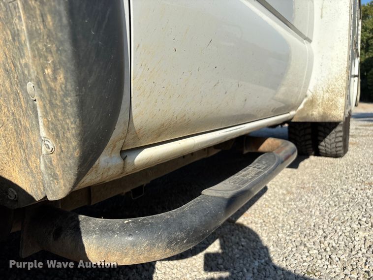 image for item EN5528 2005 Chevrolet Silverado 3500 utility bed pickup truck