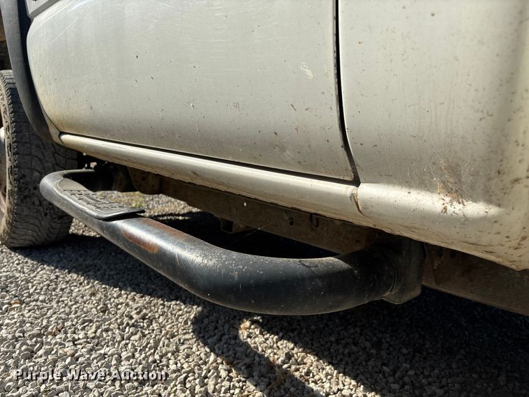 image for item EN5528 2005 Chevrolet Silverado 3500 utility bed pickup truck