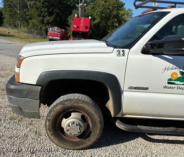 image for item EN5528 2005 Chevrolet Silverado 3500 utility bed pickup truck