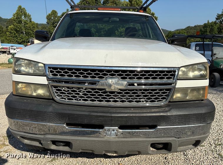 image for item EN5528 2005 Chevrolet Silverado 3500 utility bed pickup truck