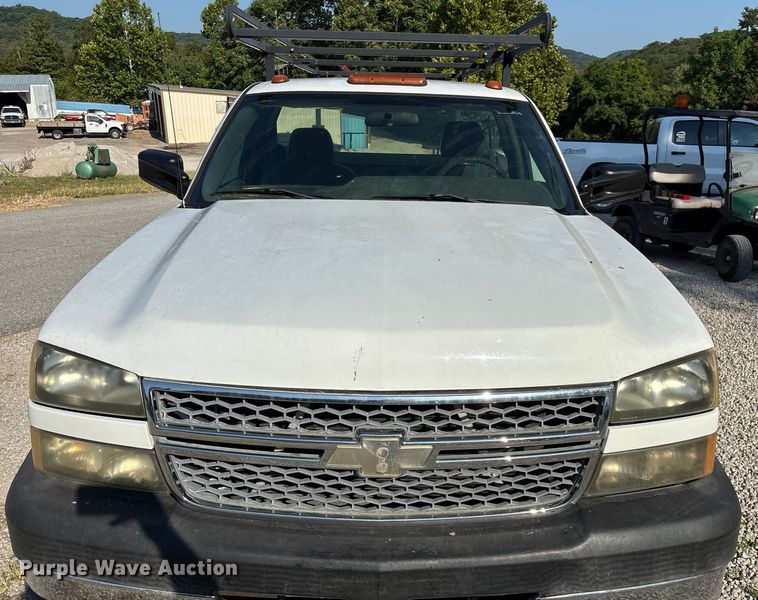 image for item EN5528 2005 Chevrolet Silverado 3500 utility bed pickup truck