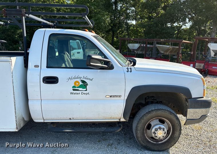 image for item EN5528 2005 Chevrolet Silverado 3500 utility bed pickup truck