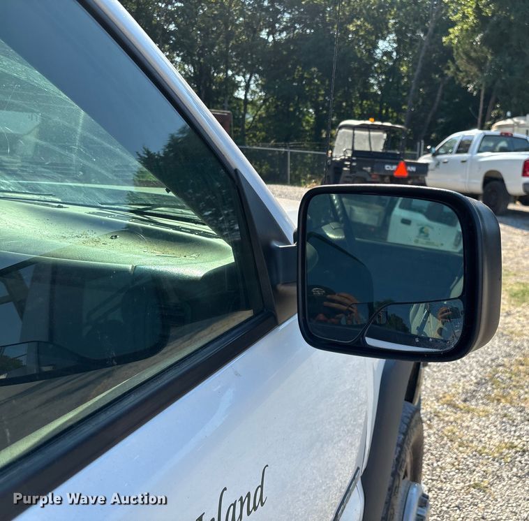 image for item EN5528 2005 Chevrolet Silverado 3500 utility bed pickup truck