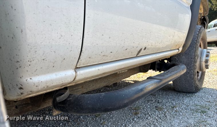 image for item EN5528 2005 Chevrolet Silverado 3500 utility bed pickup truck