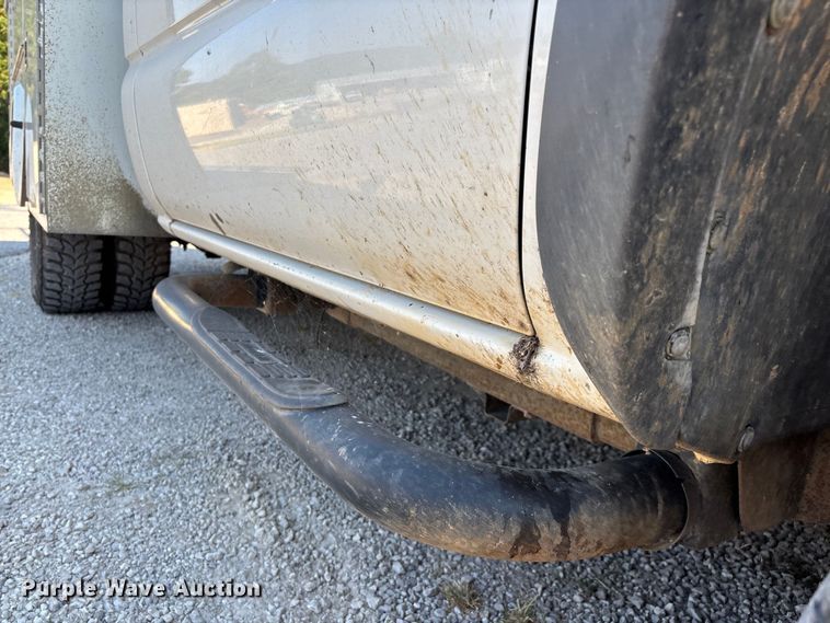 image for item EN5528 2005 Chevrolet Silverado 3500 utility bed pickup truck