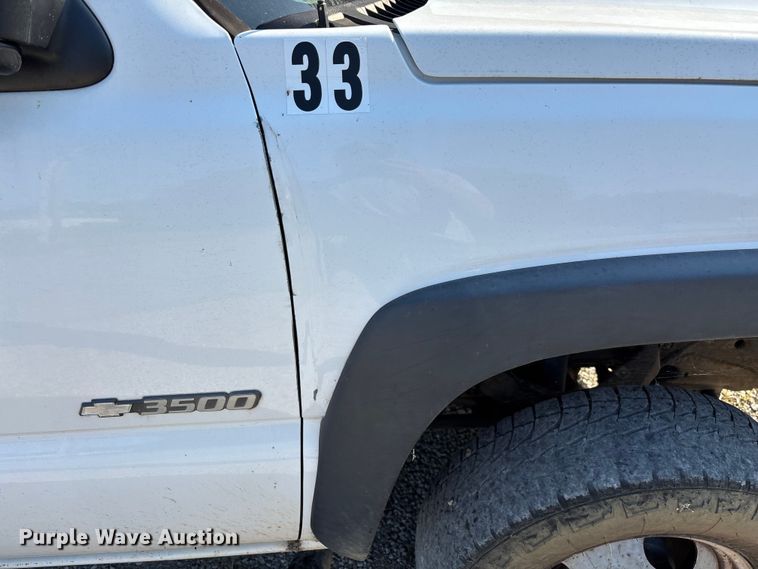 image for item EN5528 2005 Chevrolet Silverado 3500 utility bed pickup truck