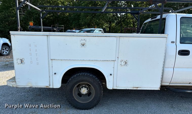 image for item EN5528 2005 Chevrolet Silverado 3500 utility bed pickup truck