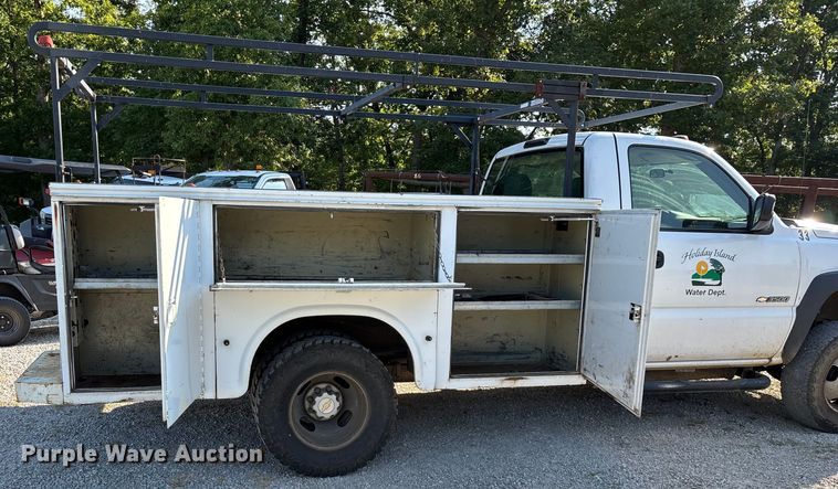image for item EN5528 2005 Chevrolet Silverado 3500 utility bed pickup truck