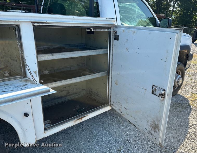 image for item EN5528 2005 Chevrolet Silverado 3500 utility bed pickup truck