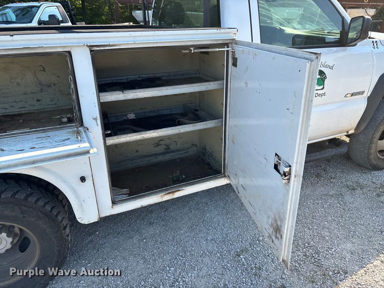 image for item EN5528 2005 Chevrolet Silverado 3500 utility bed pickup truck