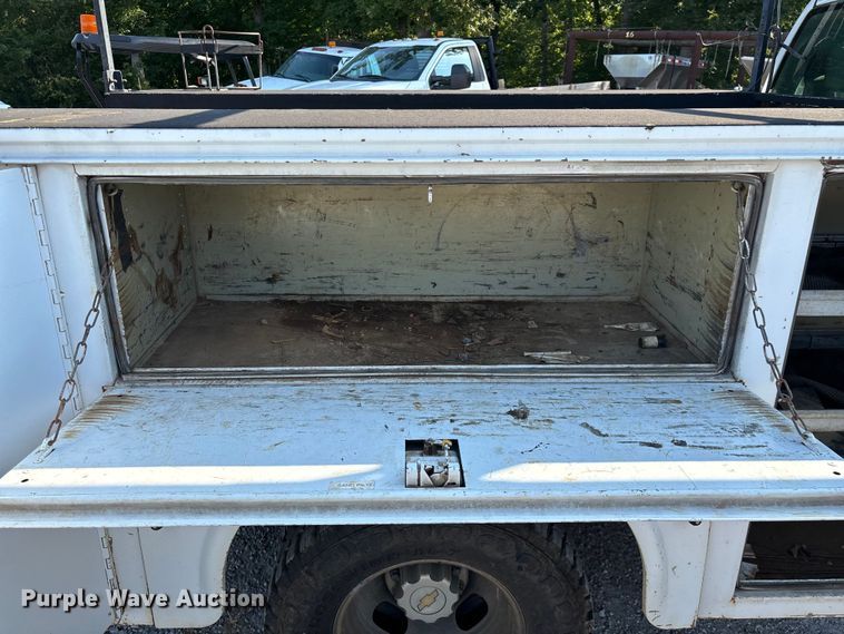 image for item EN5528 2005 Chevrolet Silverado 3500 utility bed pickup truck