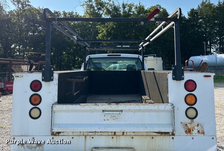 image for item EN5528 2005 Chevrolet Silverado 3500 utility bed pickup truck