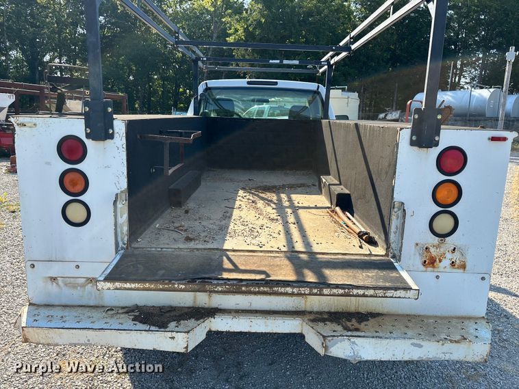 image for item EN5528 2005 Chevrolet Silverado 3500 utility bed pickup truck