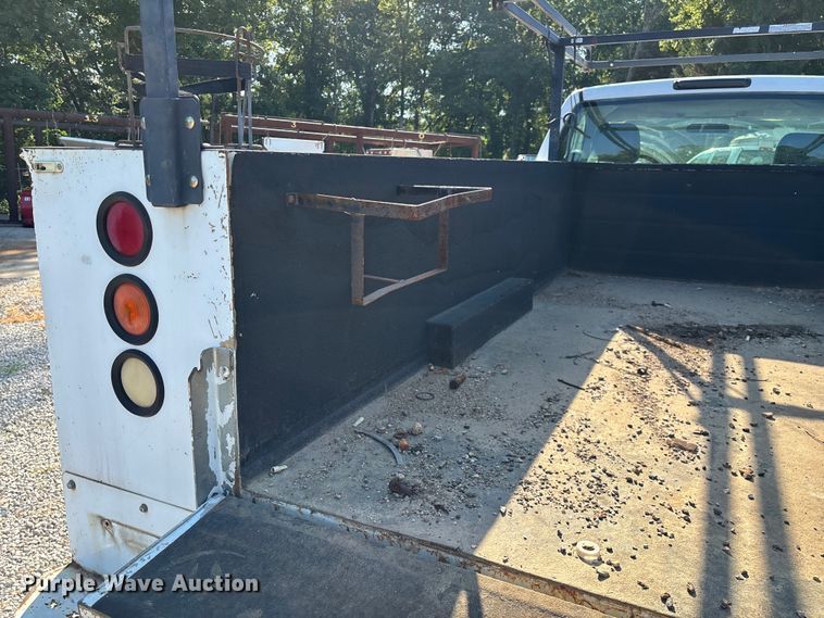 image for item EN5528 2005 Chevrolet Silverado 3500 utility bed pickup truck