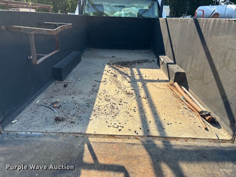 image for item EN5528 2005 Chevrolet Silverado 3500 utility bed pickup truck