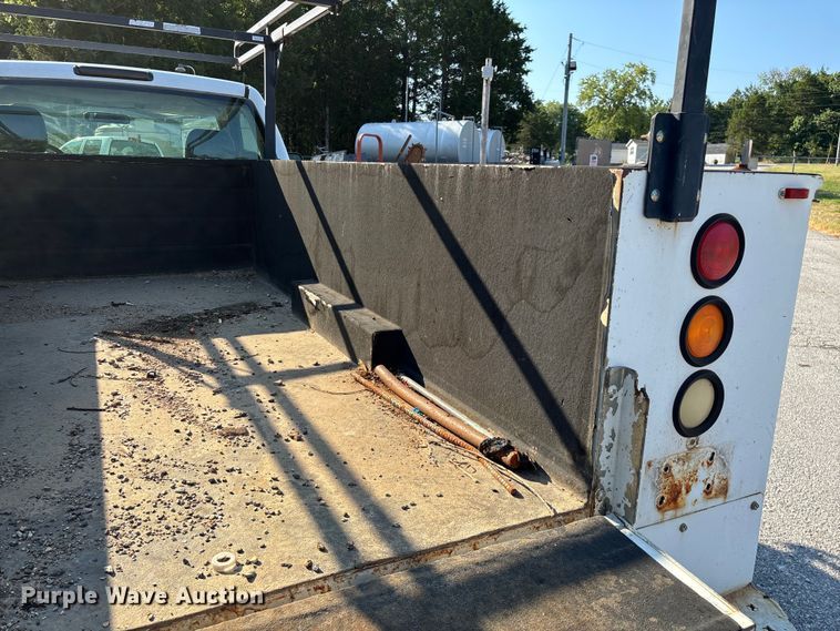 image for item EN5528 2005 Chevrolet Silverado 3500 utility bed pickup truck