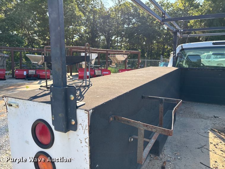 image for item EN5528 2005 Chevrolet Silverado 3500 utility bed pickup truck