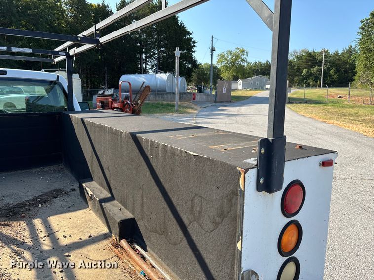 image for item EN5528 2005 Chevrolet Silverado 3500 utility bed pickup truck