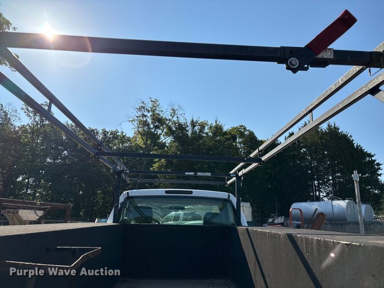 image for item EN5528 2005 Chevrolet Silverado 3500 utility bed pickup truck