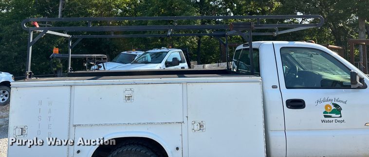 image for item EN5528 2005 Chevrolet Silverado 3500 utility bed pickup truck