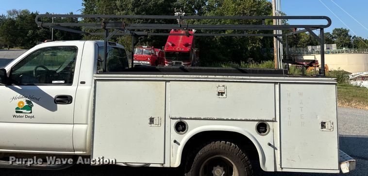 image for item EN5528 2005 Chevrolet Silverado 3500 utility bed pickup truck