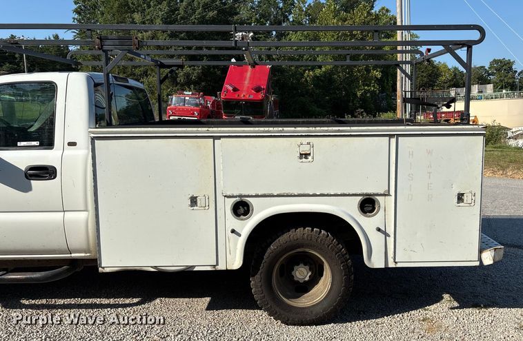 image for item EN5528 2005 Chevrolet Silverado 3500 utility bed pickup truck