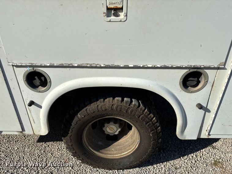 image for item EN5528 2005 Chevrolet Silverado 3500 utility bed pickup truck