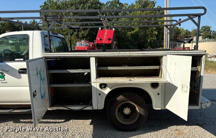 image for item EN5528 2005 Chevrolet Silverado 3500 utility bed pickup truck