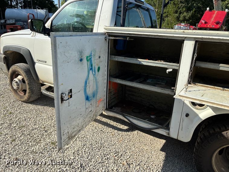 image for item EN5528 2005 Chevrolet Silverado 3500 utility bed pickup truck