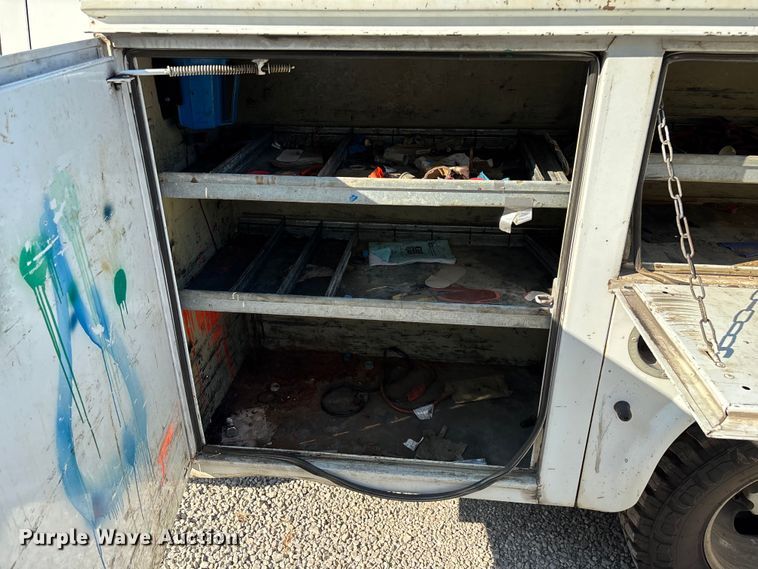 image for item EN5528 2005 Chevrolet Silverado 3500 utility bed pickup truck