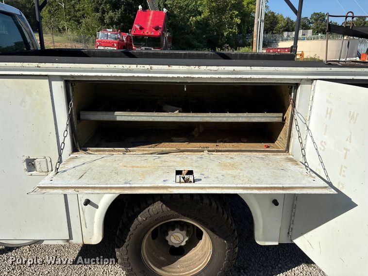 image for item EN5528 2005 Chevrolet Silverado 3500 utility bed pickup truck