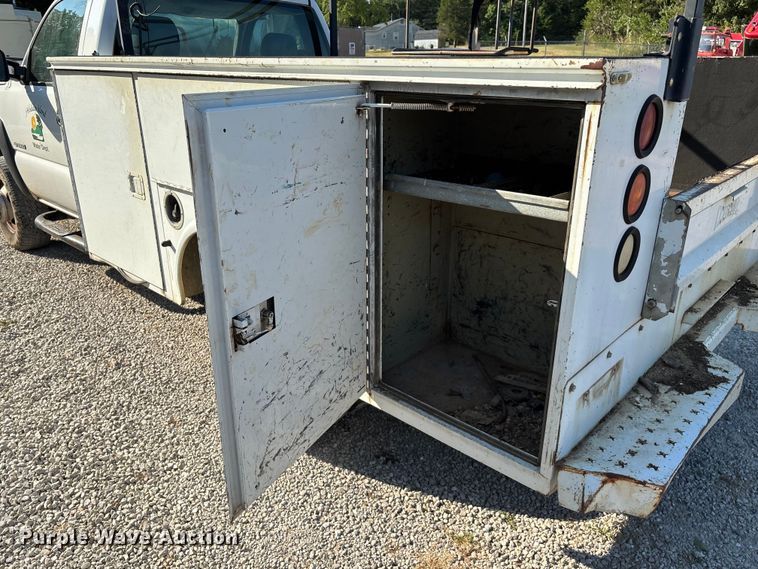 image for item EN5528 2005 Chevrolet Silverado 3500 utility bed pickup truck