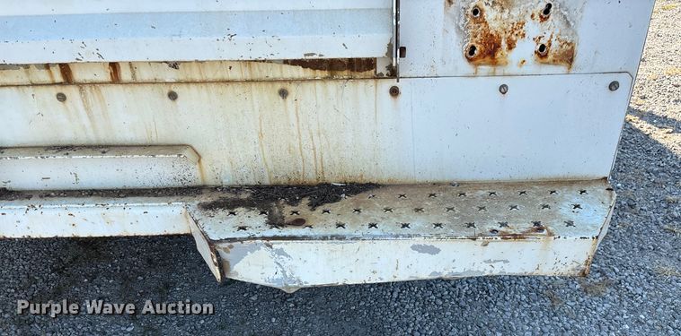 image for item EN5528 2005 Chevrolet Silverado 3500 utility bed pickup truck