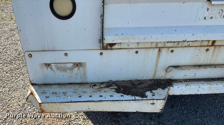 image for item EN5528 2005 Chevrolet Silverado 3500 utility bed pickup truck