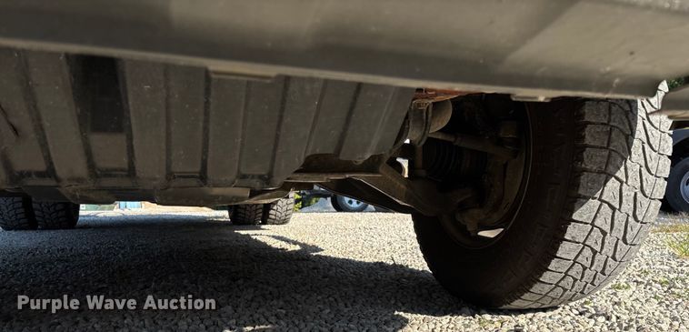 image for item EN5528 2005 Chevrolet Silverado 3500 utility bed pickup truck