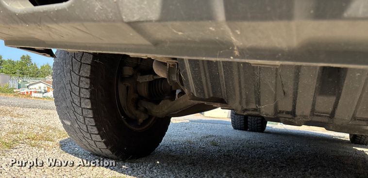 image for item EN5528 2005 Chevrolet Silverado 3500 utility bed pickup truck