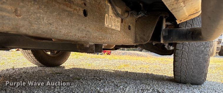 image for item EN5528 2005 Chevrolet Silverado 3500 utility bed pickup truck