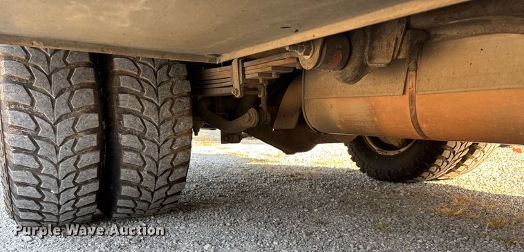 image for item EN5528 2005 Chevrolet Silverado 3500 utility bed pickup truck