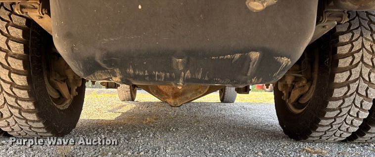 image for item EN5528 2005 Chevrolet Silverado 3500 utility bed pickup truck