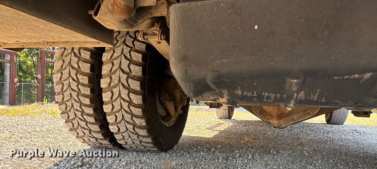 image for item EN5528 2005 Chevrolet Silverado 3500 utility bed pickup truck