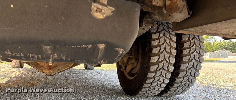 image for item EN5528 2005 Chevrolet Silverado 3500 utility bed pickup truck