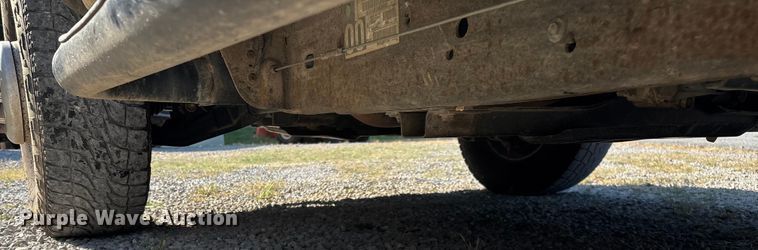 image for item EN5528 2005 Chevrolet Silverado 3500 utility bed pickup truck