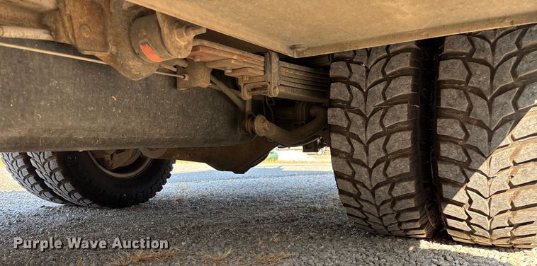 image for item EN5528 2005 Chevrolet Silverado 3500 utility bed pickup truck