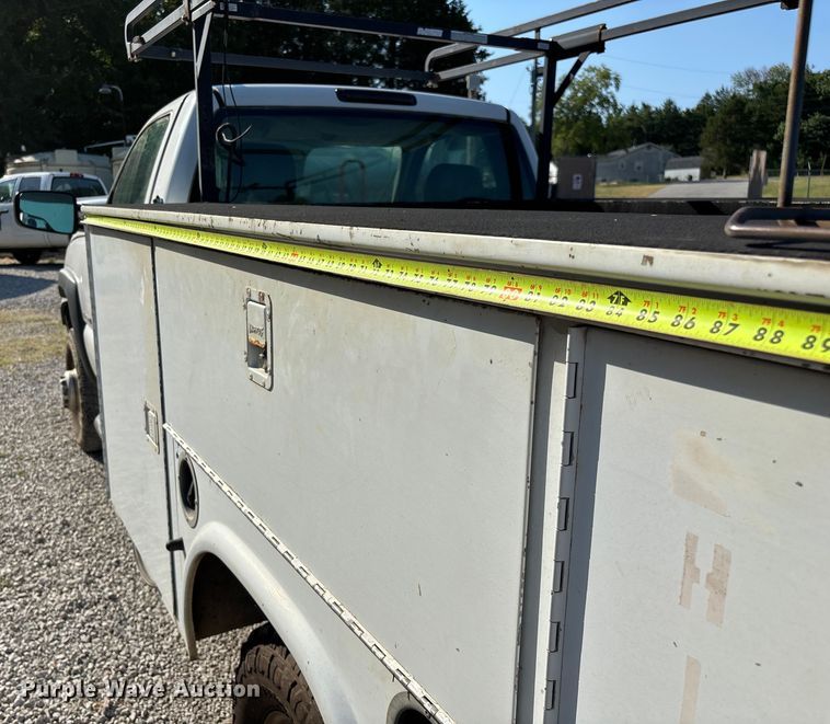 image for item EN5528 2005 Chevrolet Silverado 3500 utility bed pickup truck