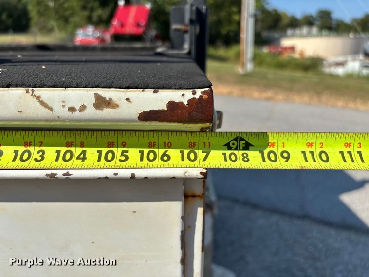 image for item EN5528 2005 Chevrolet Silverado 3500 utility bed pickup truck