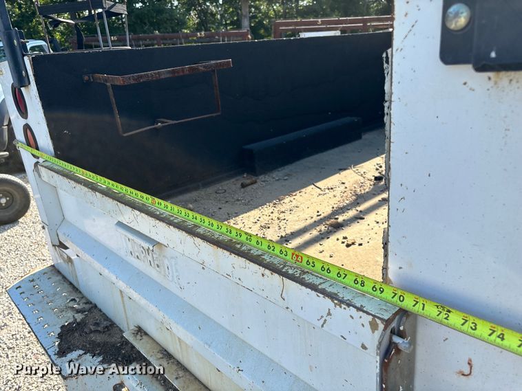 image for item EN5528 2005 Chevrolet Silverado 3500 utility bed pickup truck