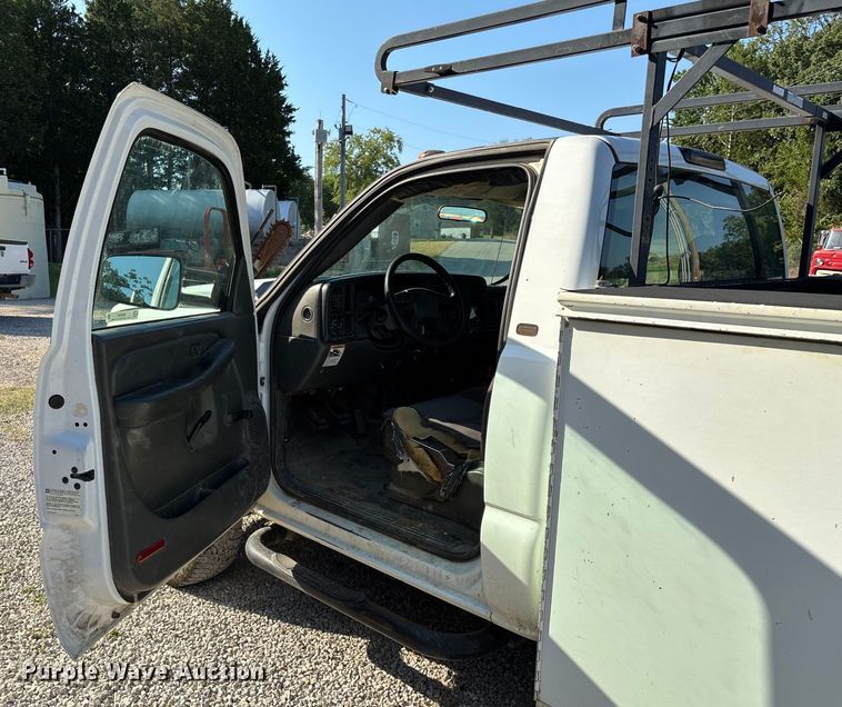 image for item EN5528 2005 Chevrolet Silverado 3500 utility bed pickup truck